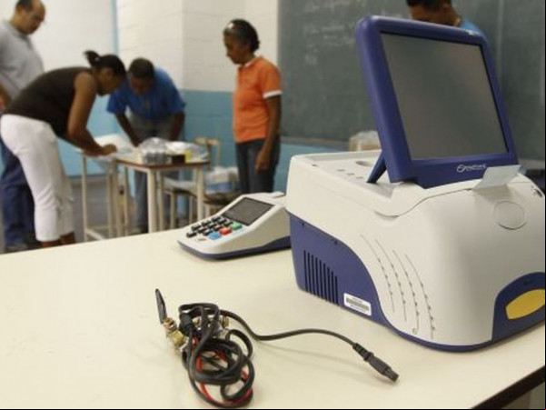 Com oposição rachada, Venezuela realiza eleição legislativa e regional